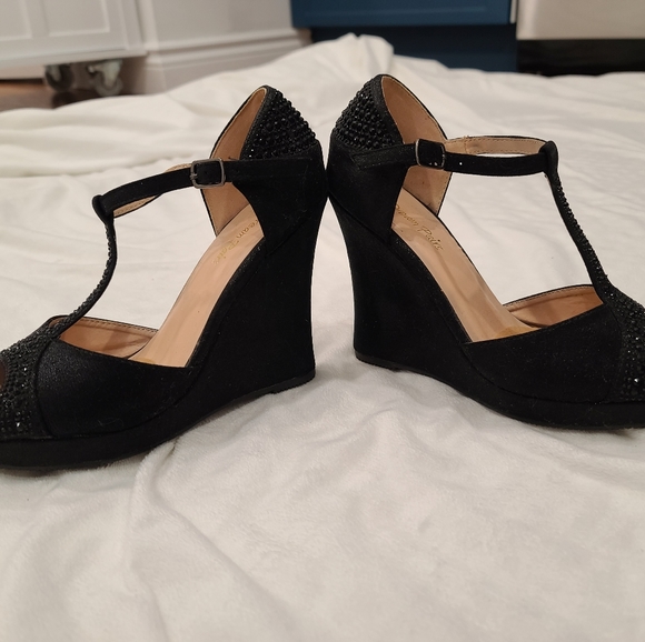**SOLD**Black open toe platform sandals - Picture 7 of 8